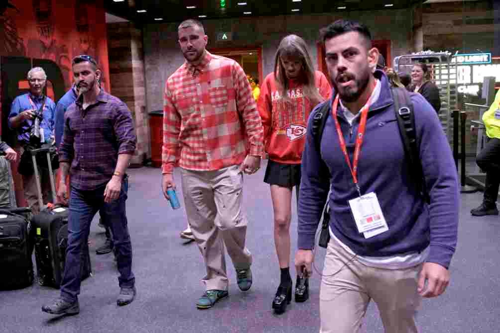 Travis y Taylor saliendo juntos del Arrowhead Stadium