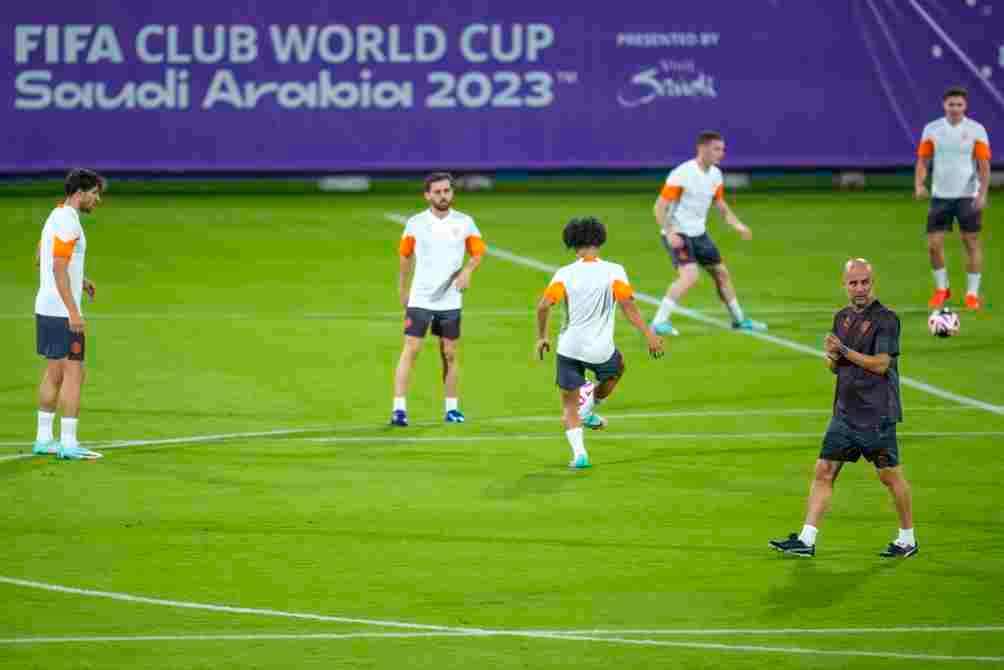 Guardiola durante la práctica de Manchester City