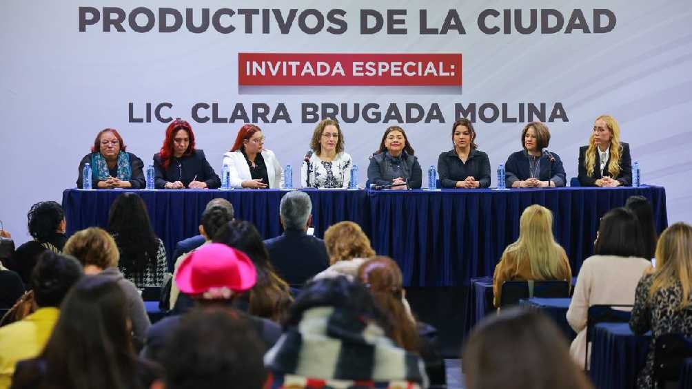 La precandidata participó en el Foro con los Sectores Productivos de la Ciudad.