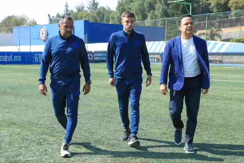 Martín Anselmi y Velázquez en la presentación del técnico