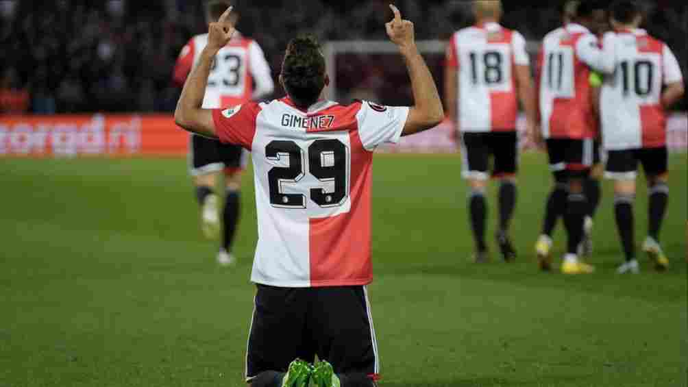 Santi Giménez en celebración de un gol