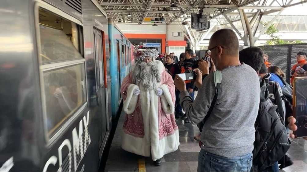 El señor de la barba blanca abordó el Metro, que es el transporte público más usado en la CDMX.