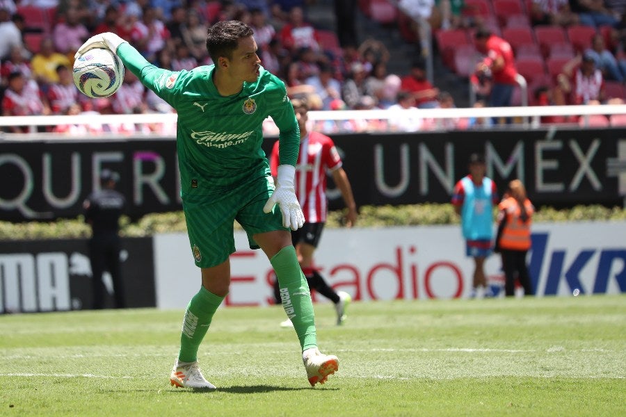 Óscar Whalley en el único partido con Chivas