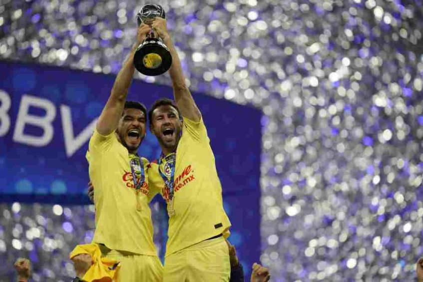 Henry Martin y Layún celebrando la 14