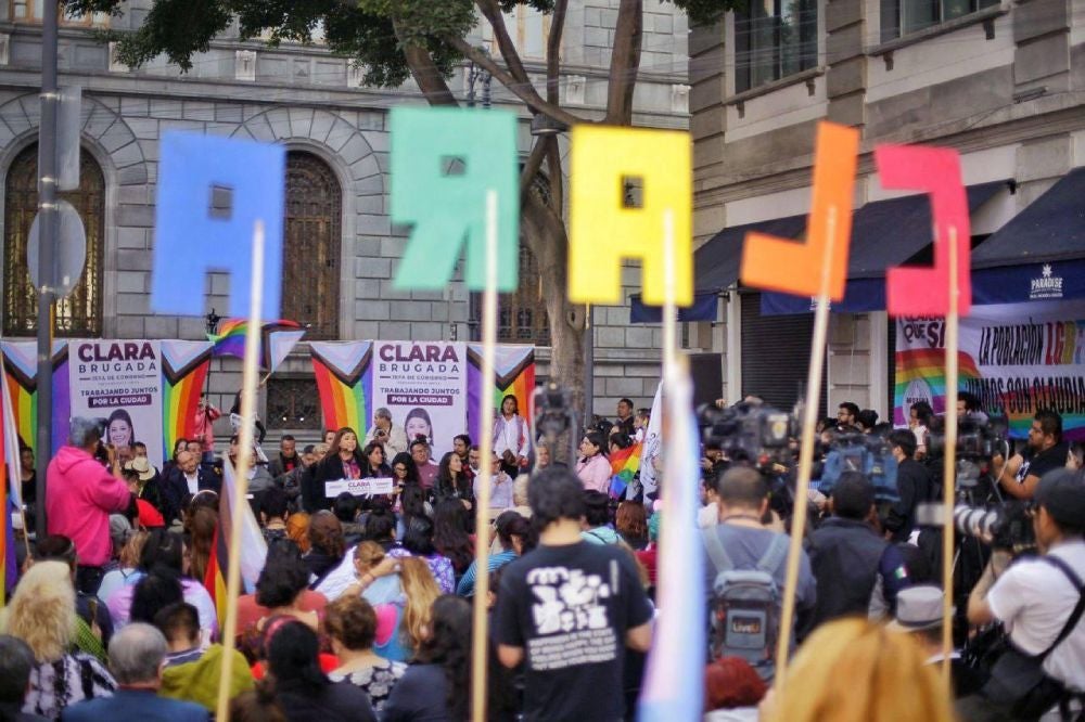 El apoyo de la comunidad LGBT+ se hizo notar en un evento público.