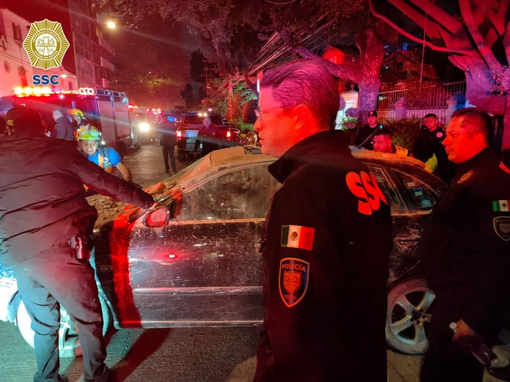 Un vehículo también quedó dañado luego de la explosión por acumulación de gas.