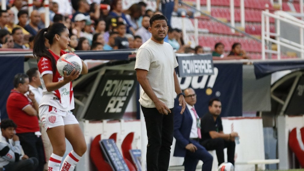 Jorge Gómez en partido de Necaxa Femenil