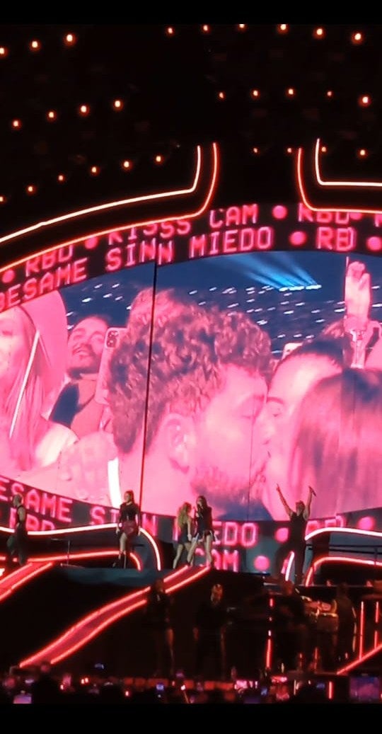 Los besos de tres se hicieron presentes en cuanto empezó el tema 'Besame sin miedo'.