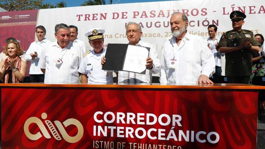 En la inauguración, AMLO estuvo acompañado de gobernadores, funcionarios y empresarios. 