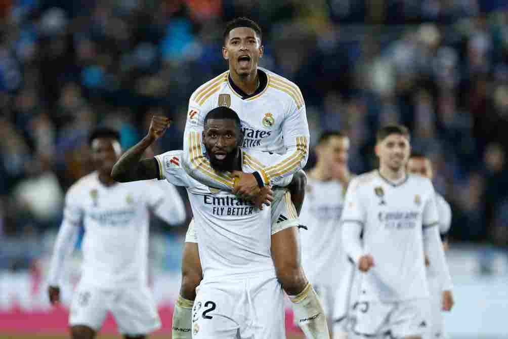 Jugadores de Real Madrid en festejo ante Alavés