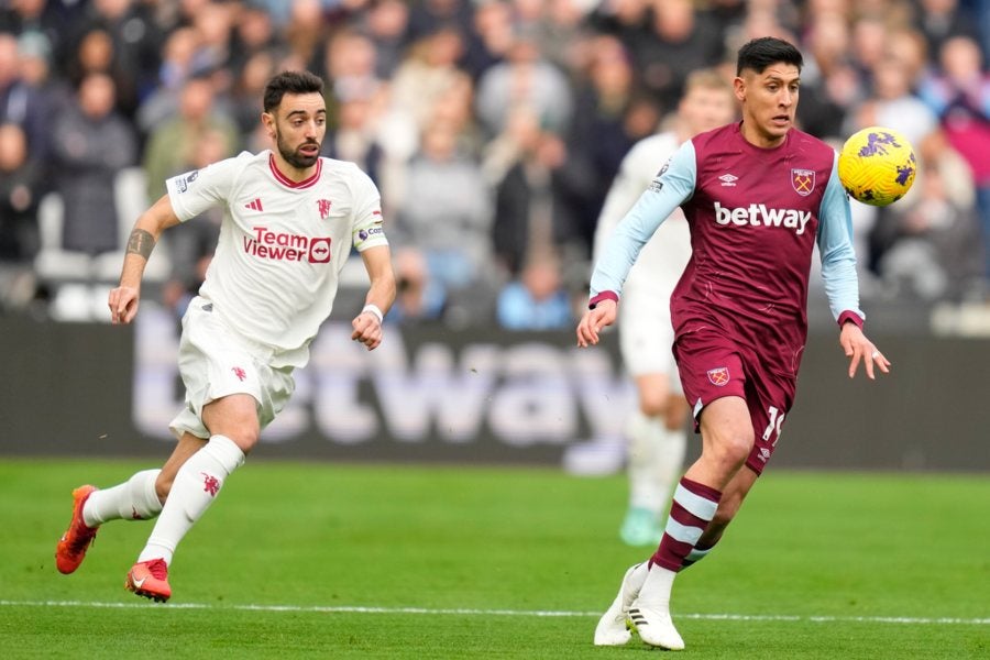 Edson Álvarez en el duelo ante Manchester United