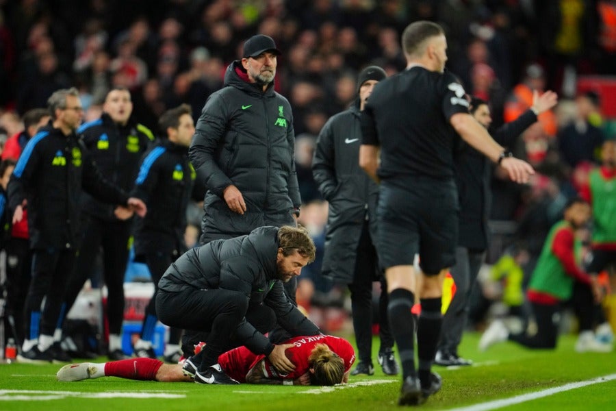 Jürgen Klopp se molestó por el derribo de Bukayo Saka