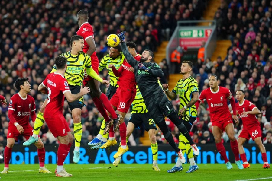 Liverpool y Arsenal se juegan liderato de Premier League