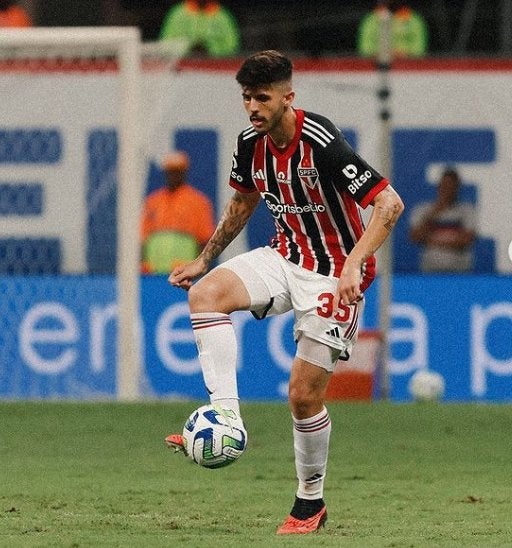 Lucas Beraldo en un partido de Sao Paulo