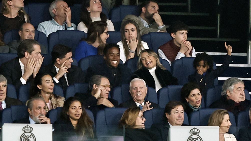 El brasileño junto a su novia en el Bernabéu