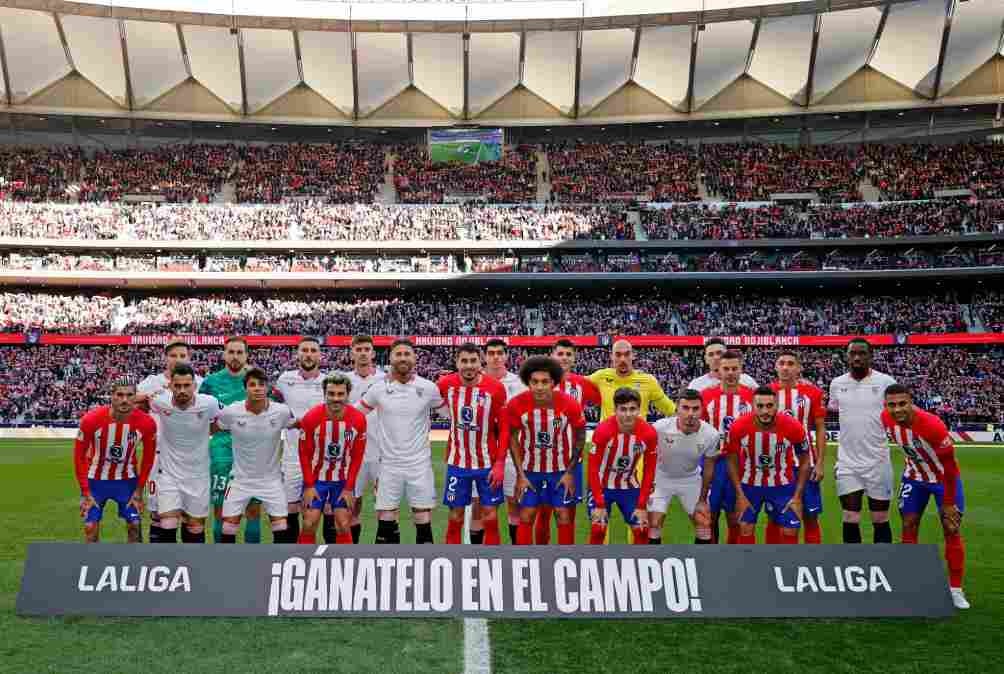 Los jugadores de Atlético y Sevilla antes del encuentro