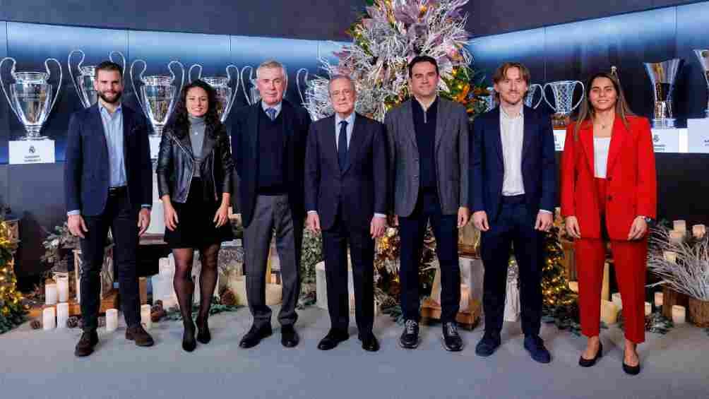 Los y las capitanes merengues con Florentino Pérez y los técnicos