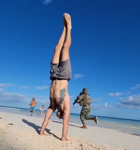 Persecución policiaca queda grabada en vivo durante clase de yoga en Tulum