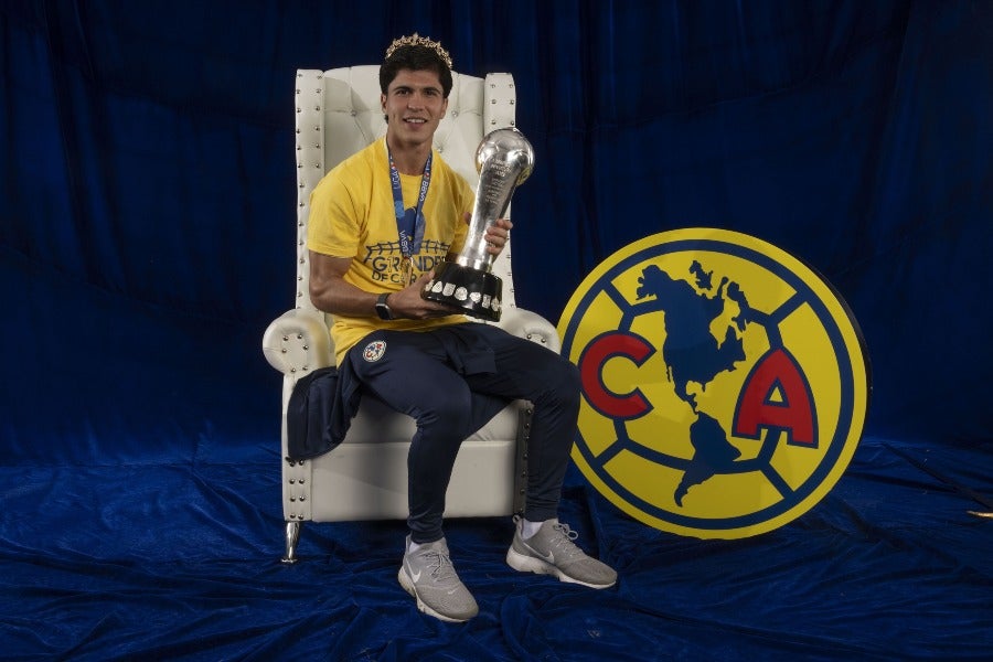 Ralph Orquín con el título del Apertura 2023