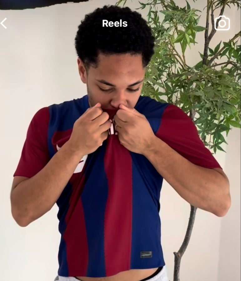 Vitor Roque ya viste la playera del Barcelona