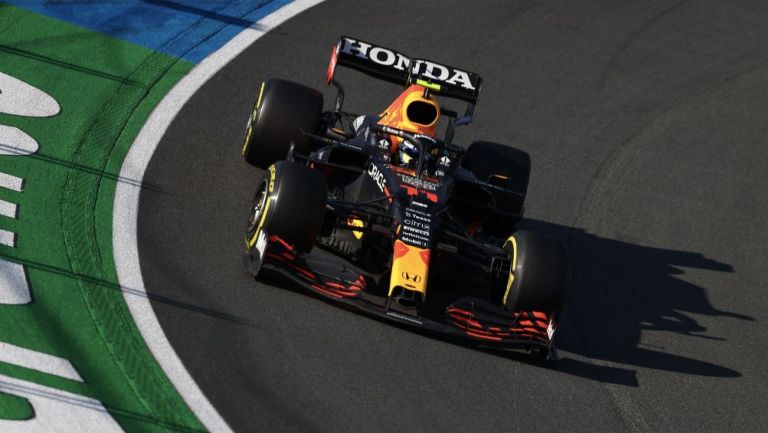 Checo corriendo con Red Bull 