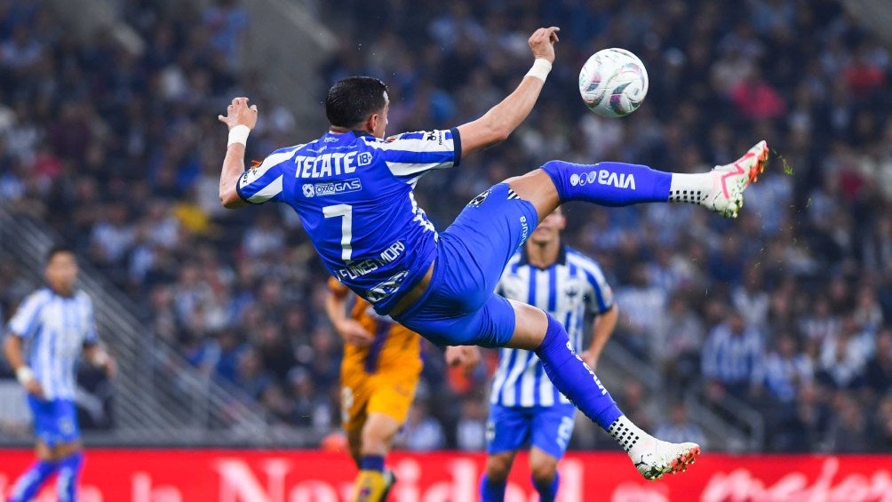 Rogelio Funes Mori jugando con Rayados 