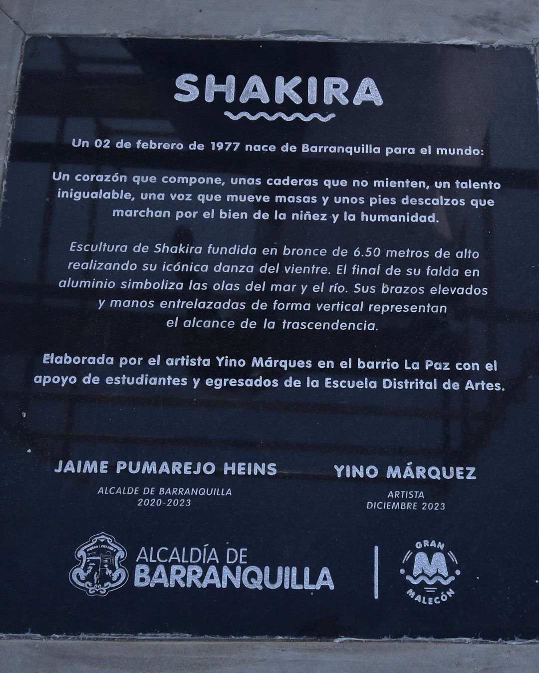 Esta placa está al pie de la escultura que fue creada por el artista Yino Márquez.