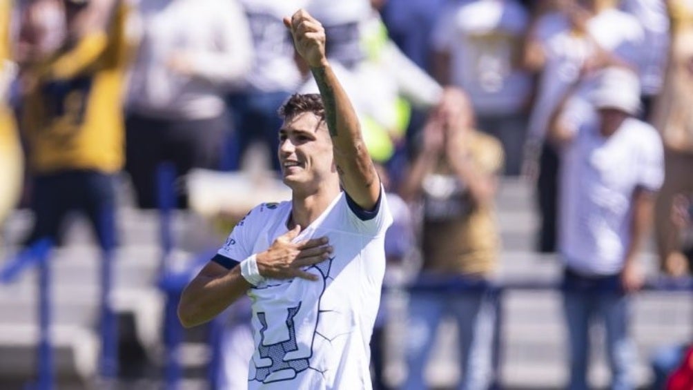 Juan Dinenno con la playera de los Pumas 