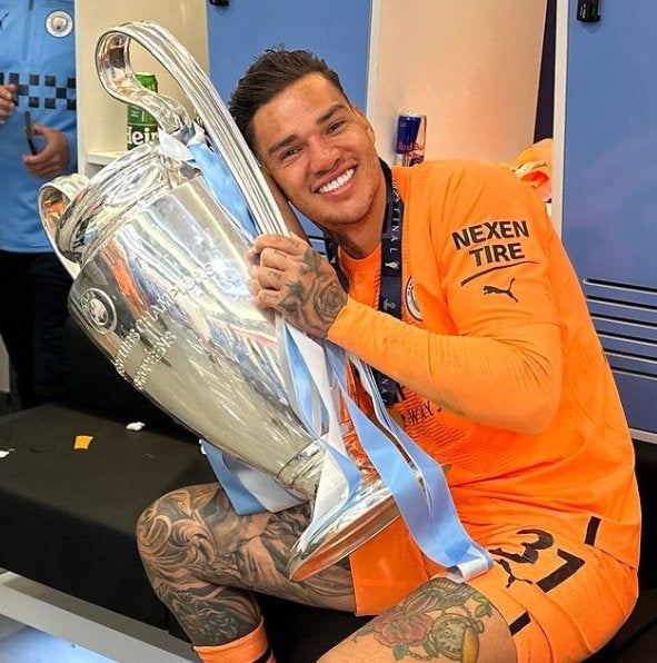 Ederson con el trofeo de la Champions