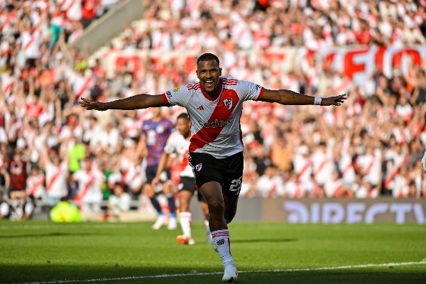 Salomón celebrando su gol con River Plate