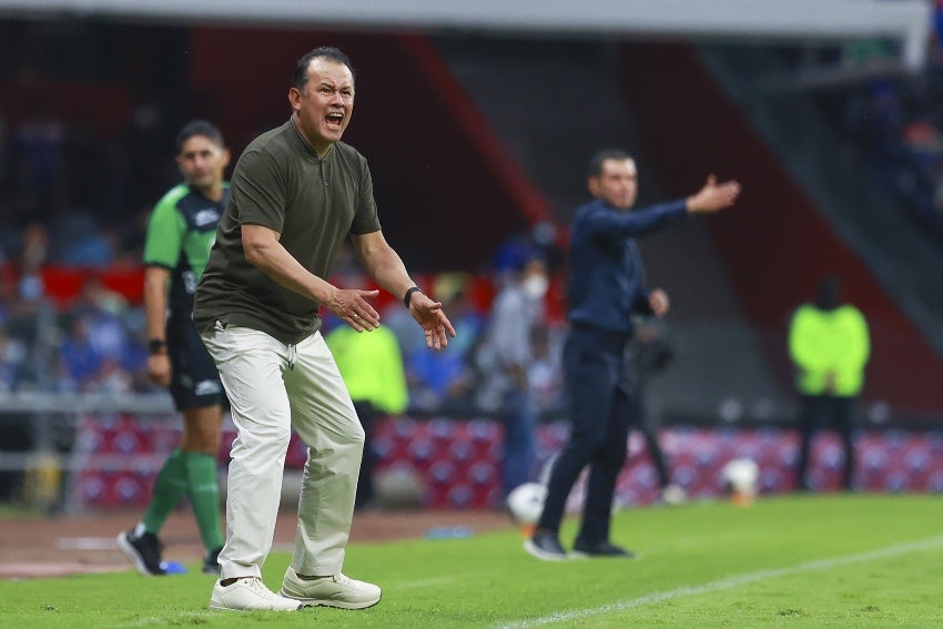 Juan Reynoso dirigiendo a Cruz Azul 