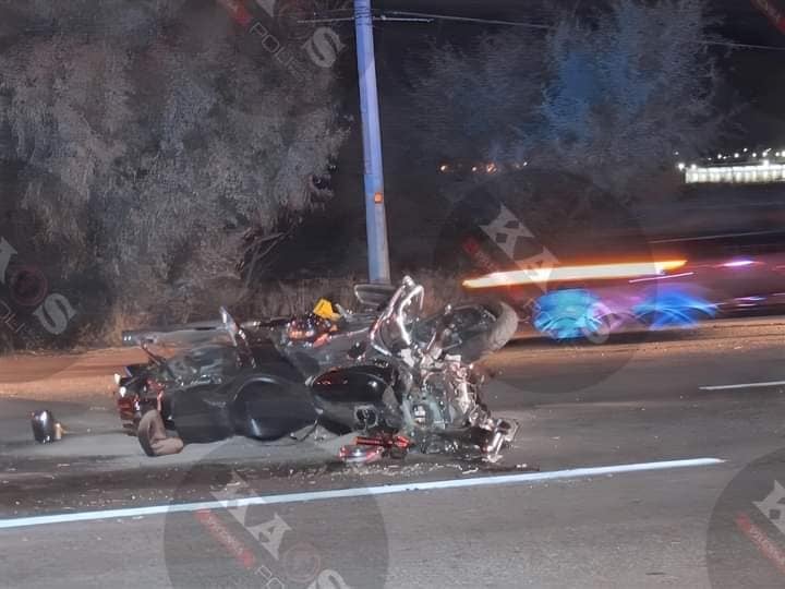 La moto quedó sobre la carretera y destrozada por el impacto.