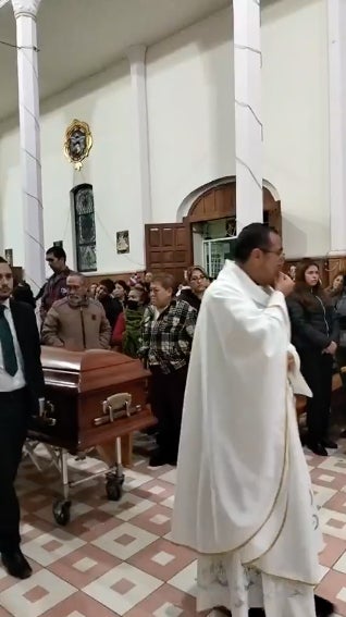 En redes trasmitieron la misa de cuerpo presente, donde la gente se veía afectada.