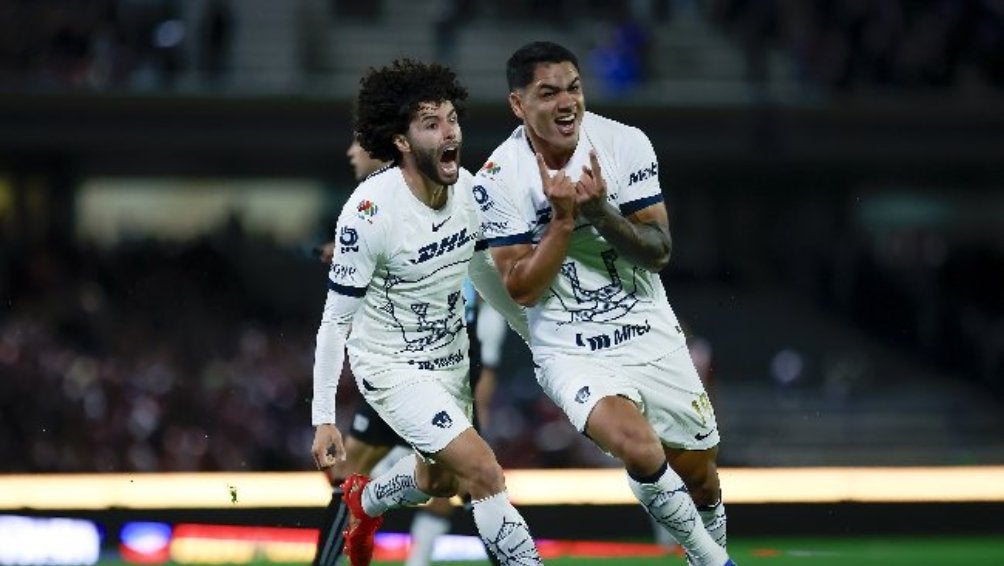 Toro Fernández celebra un gol con Pumas