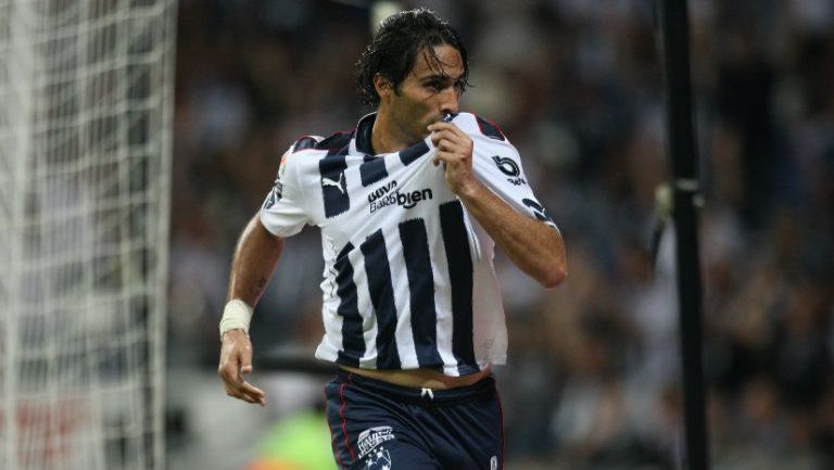 Aldo de Nigris celebrando su gol con Rayados