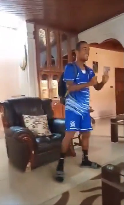 Nathan Douala festejando en su casa al ver que fue convocado por su Selección Mayor