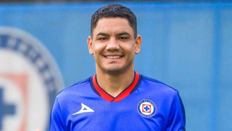 'Toro' Fernández fue presentado con Cruz Azul 