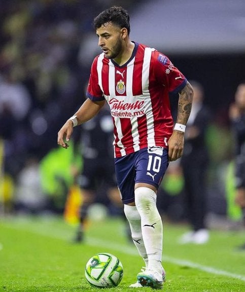 Vega durante un partido con las Chivas