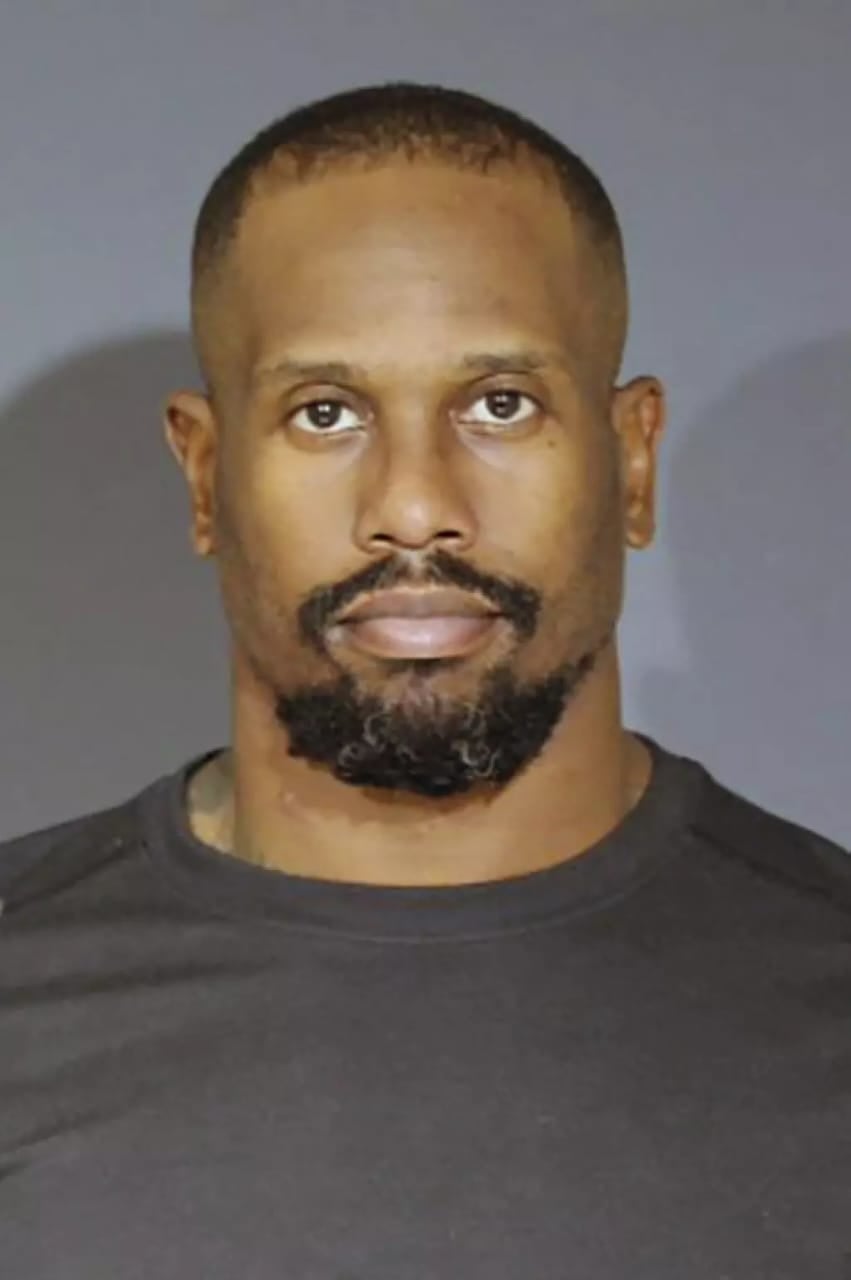 Foto de Von Miller al ser arrestado por la policia de Dallas