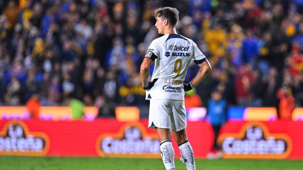 Dinenno en su último partido como jugador de Pumas