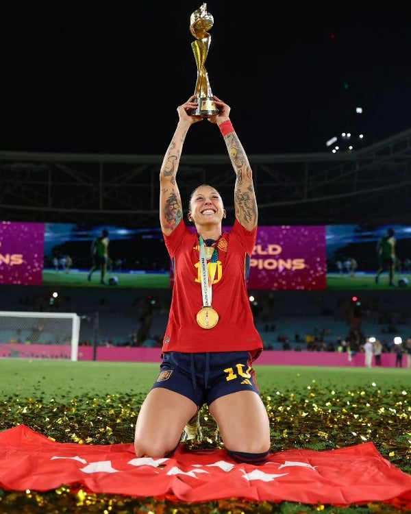 Jennifer Hermoso celebrando el título con España 