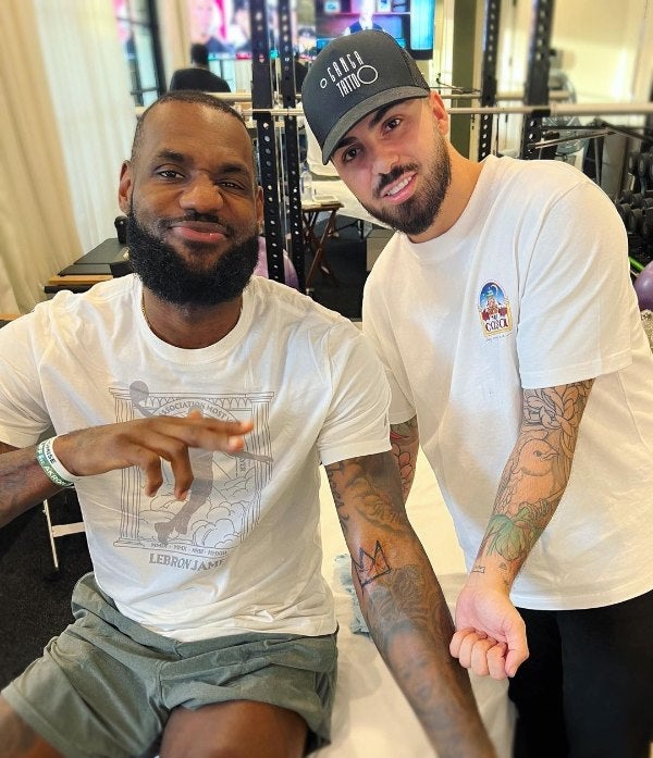 LeBron James con su tatuaje de Gangatattoo 