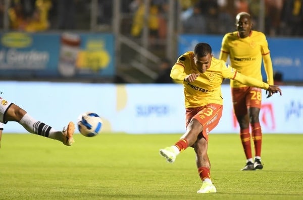 Rómulo Otero jugando con S.D. Aucas de Ecuador 