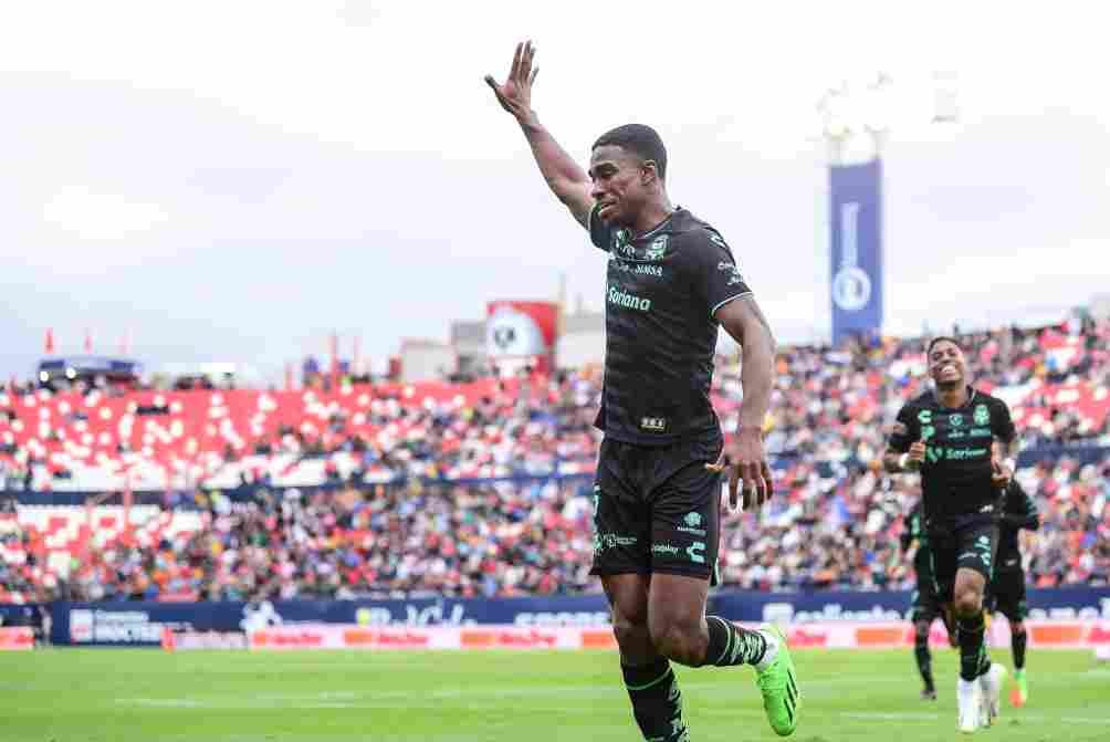 Félix Torres celebrando con Santos 