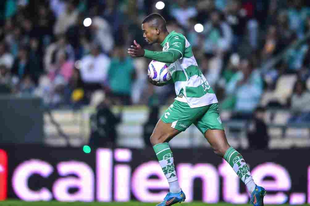 Harold Preciado en celebración de gol