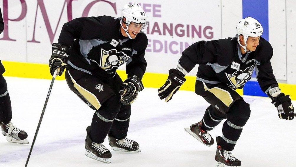 Steven Oleksy jugando con los Penguins de la NHL