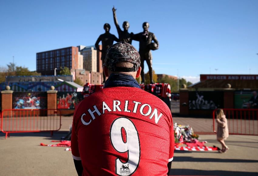 Un fan en un homenaje a Bobby Charlton