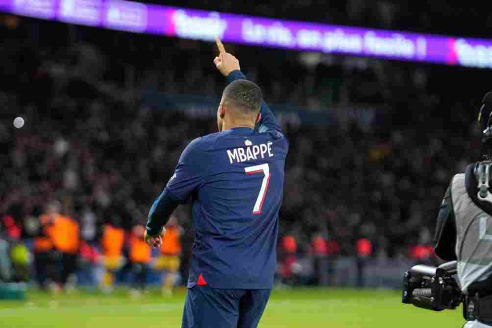 Mbappé festeja un gol con PSG