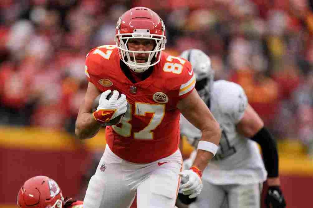 Kelce contra los Raiders