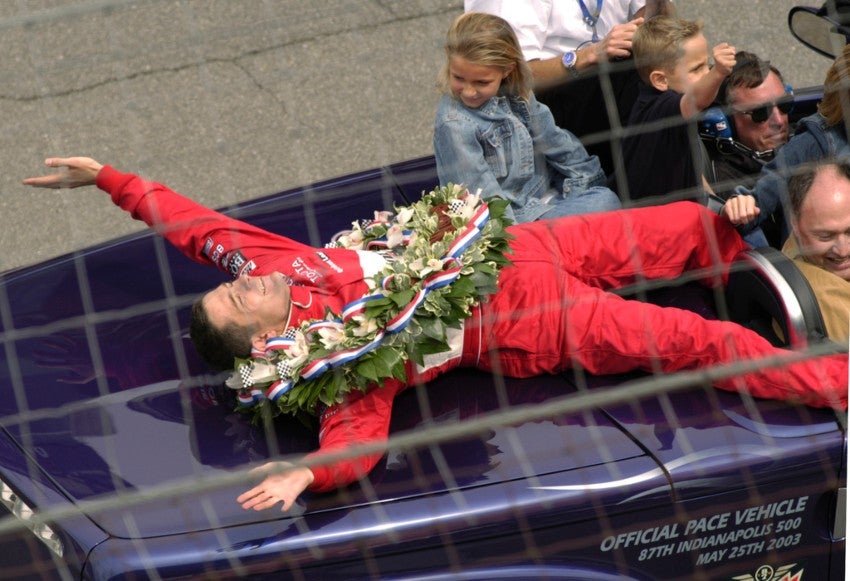 El piloto festejando 